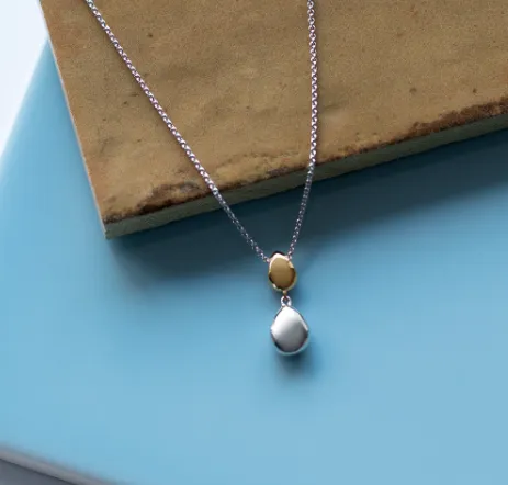 Coast Pebble Golden Necklace