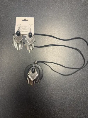 Faux Leather With Silver Pendant Necklace Set